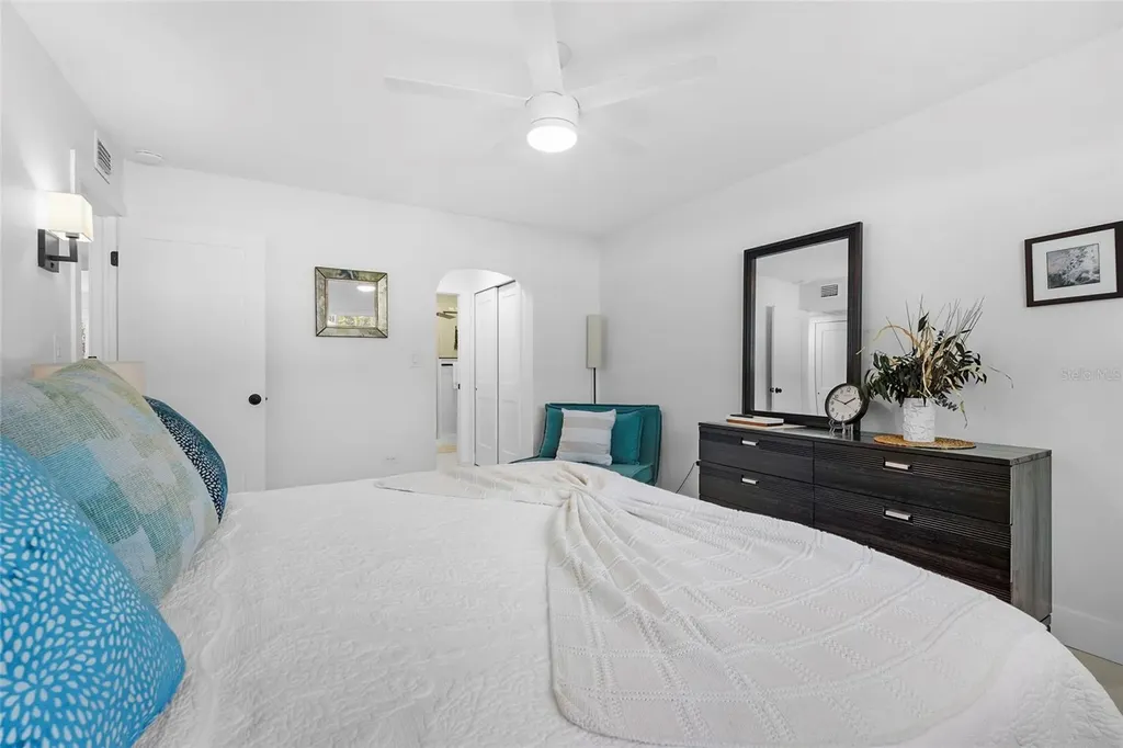 137 Avenida Messina Sarasota FL 34242