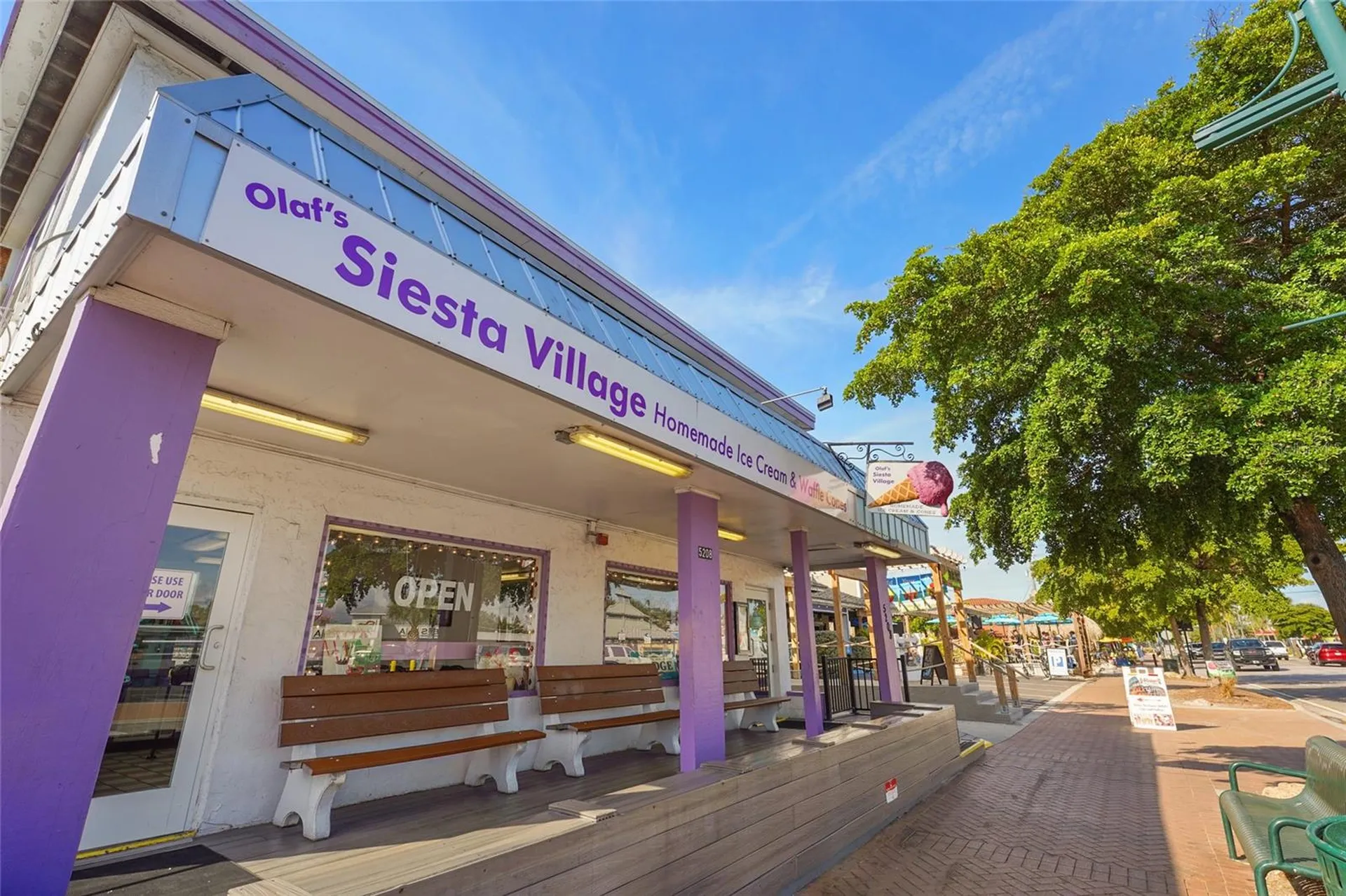 137 Avenida Messina Sarasota FL 34242