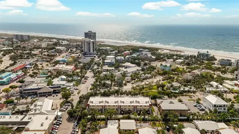 137 Avenida Messina Sarasota FL 34242