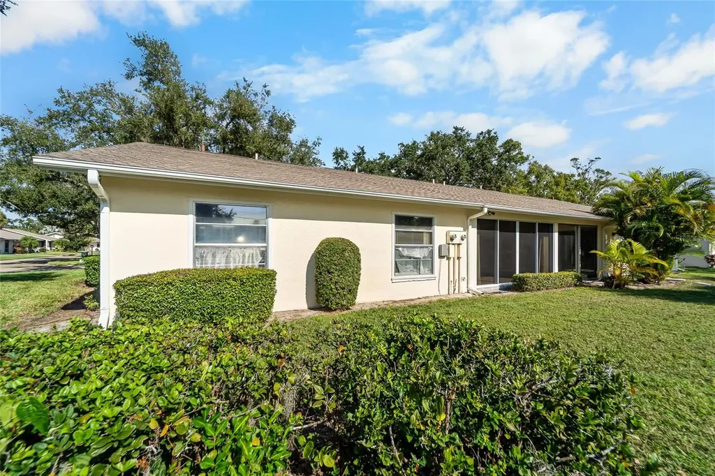 4299 Oakhurst Circle E Sarasota FL 34233