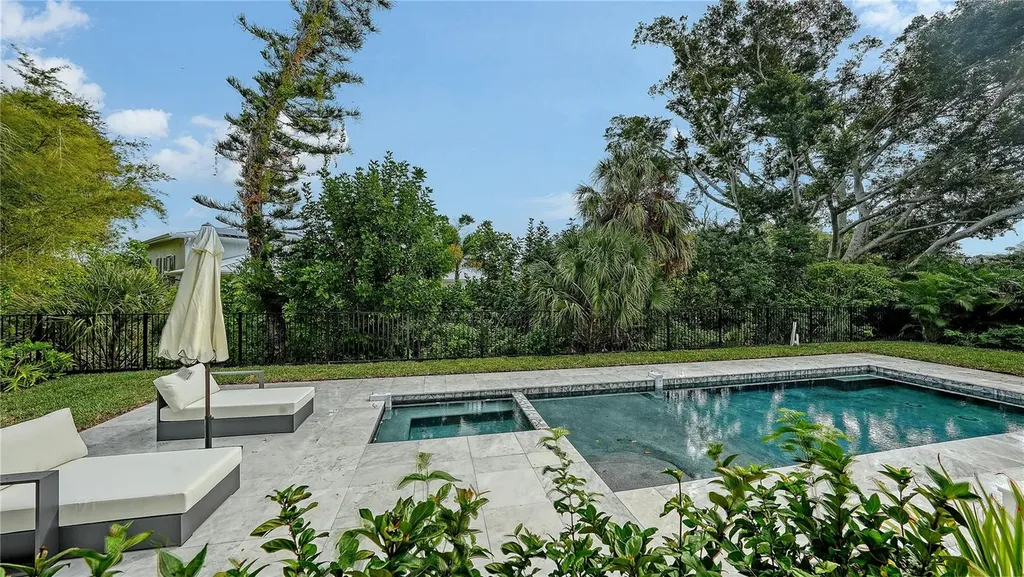 656 Tropical Circle Sarasota FL 34242