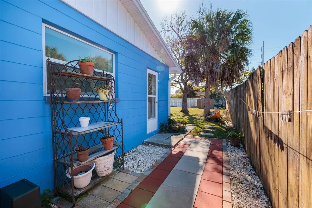 704 72nd Avenue N St Petersburg FL 33702