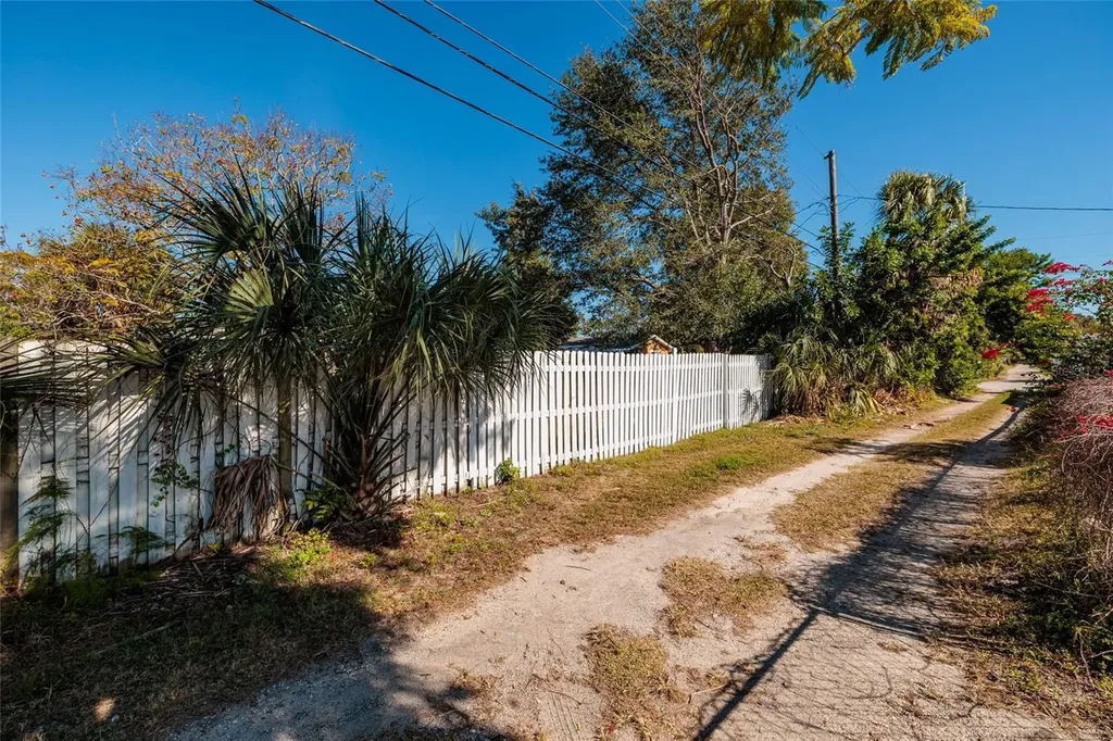 704 72nd Avenue N St Petersburg FL 33702