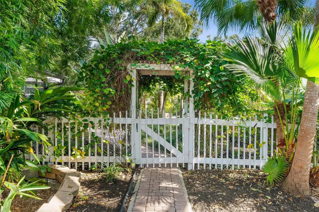 6349 Ravenwood Way Sarasota FL 34243
