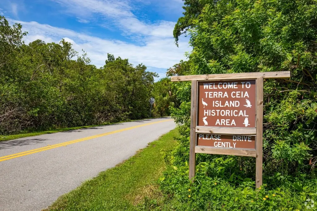 910 Bayshore Drive Terra Ceia FL 34250