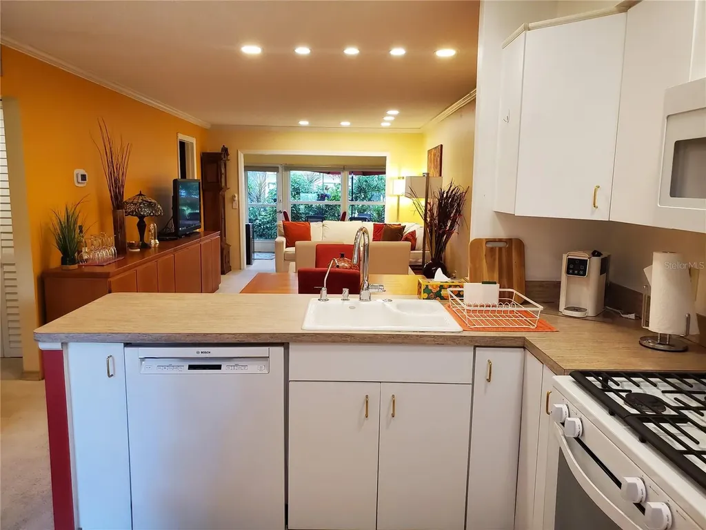 1403 Arrowhead Circle W Clearwater FL 33759