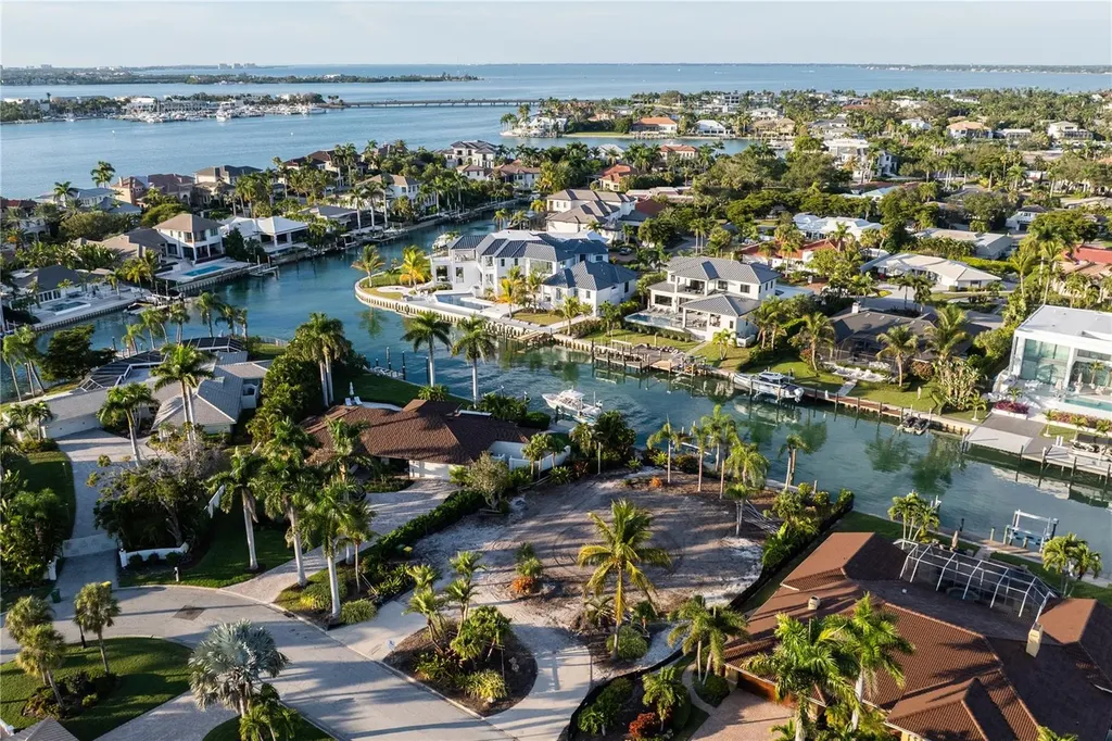 526 N Spoonbill Drive Sarasota FL 34236
