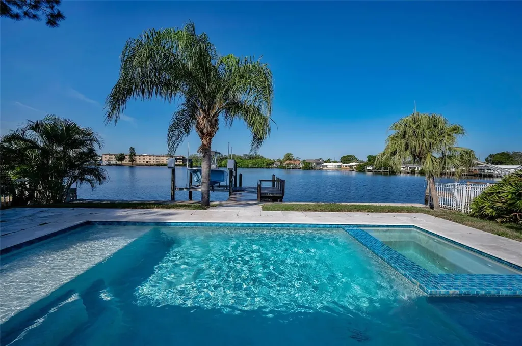 8744 Sunlit Cove Drive NE St Petersburg FL 33702