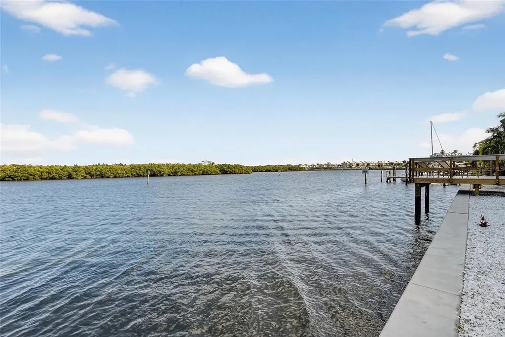 813 Bahia Del Sol Drive Ruskin FL 33570