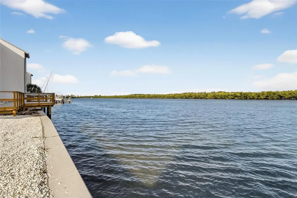 813 Bahia Del Sol Drive Ruskin FL 33570