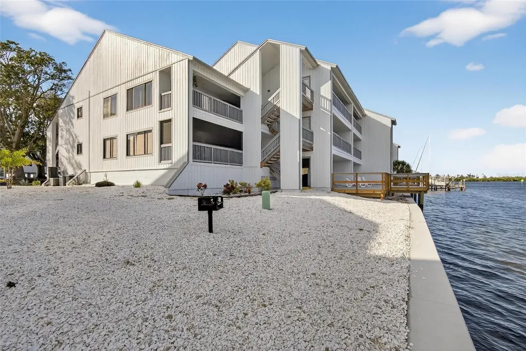 813 Bahia Del Sol Drive Ruskin FL 33570