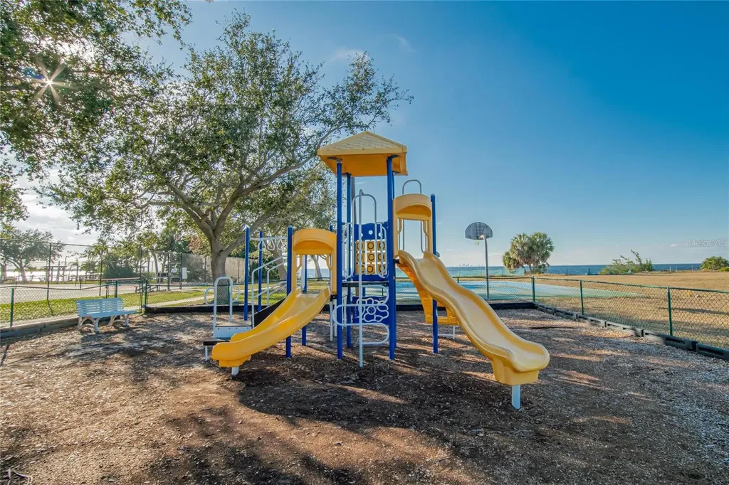 813 Bahia Del Sol Drive Ruskin FL 33570