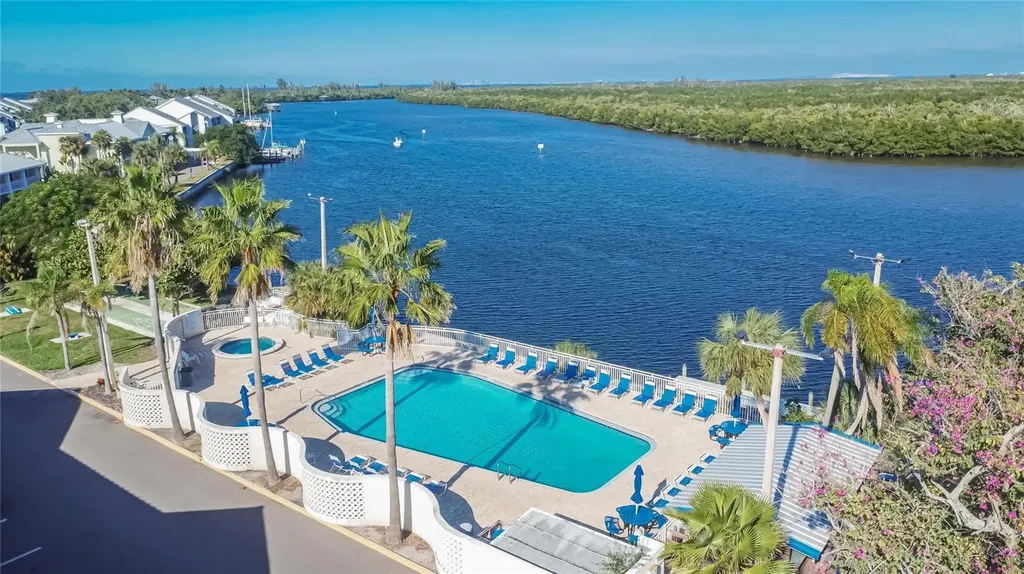 813 Bahia Del Sol Drive Ruskin FL 33570