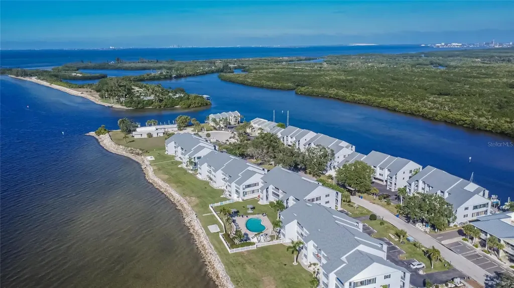 813 Bahia Del Sol Drive Ruskin FL 33570
