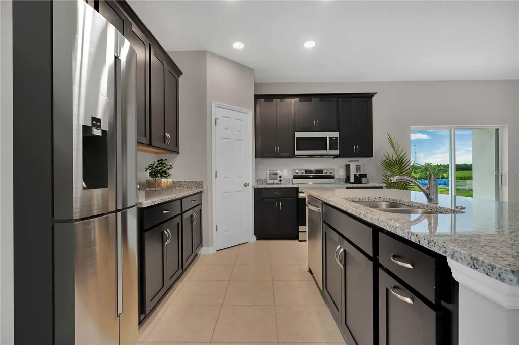 1739 Blue Lagoon Circle Mascotte FL 34753