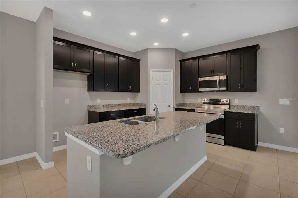 1739 Blue Lagoon Circle Mascotte FL 34753