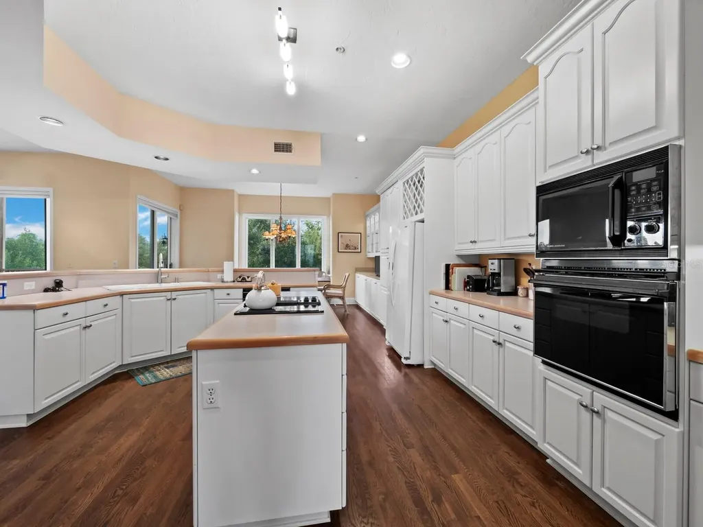 836 Evergreen Way Longboat Key FL 34228