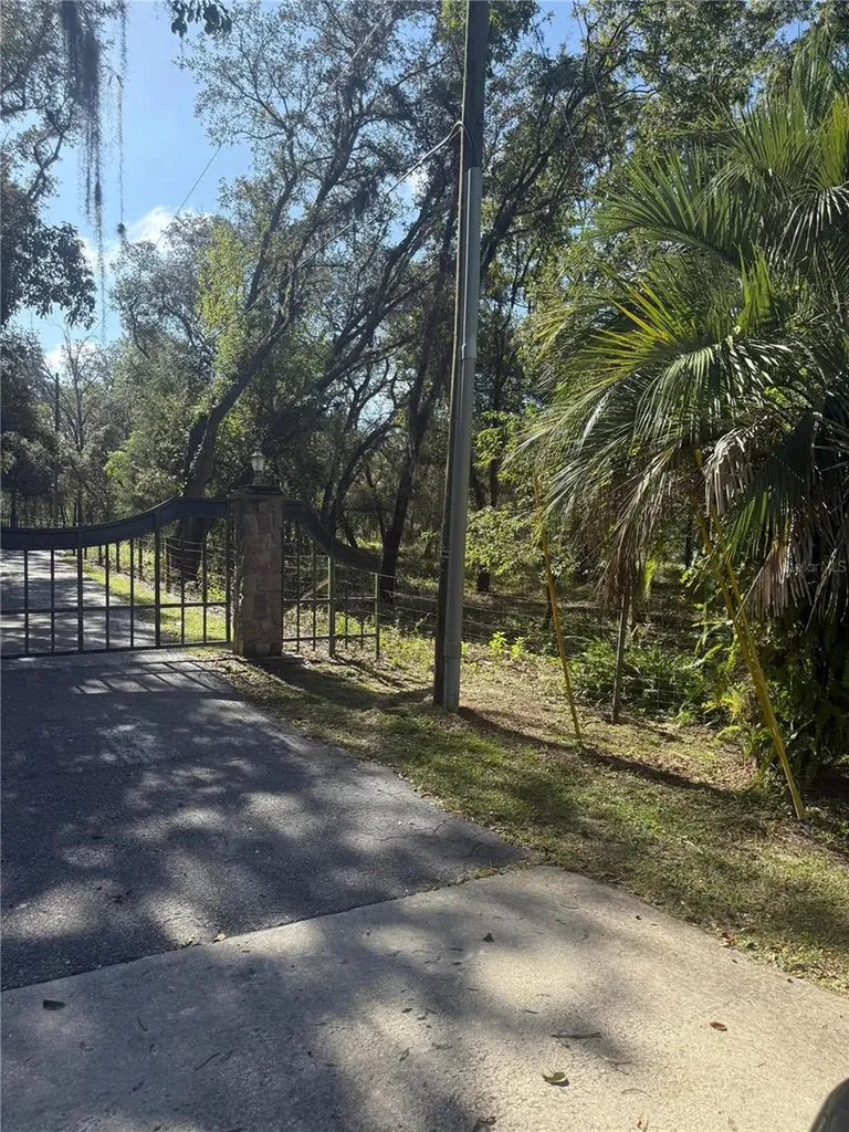 SE 112 Place Ocklawaha FL 32179