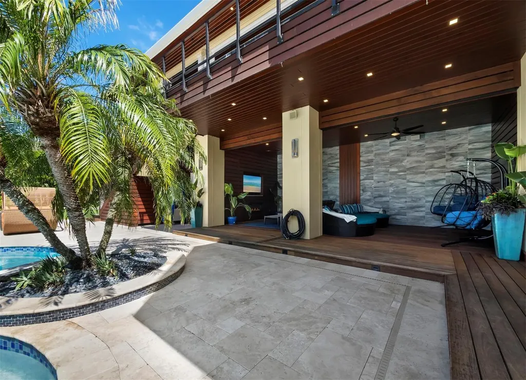 26 Sandy Hook Road N Sarasota FL 34242