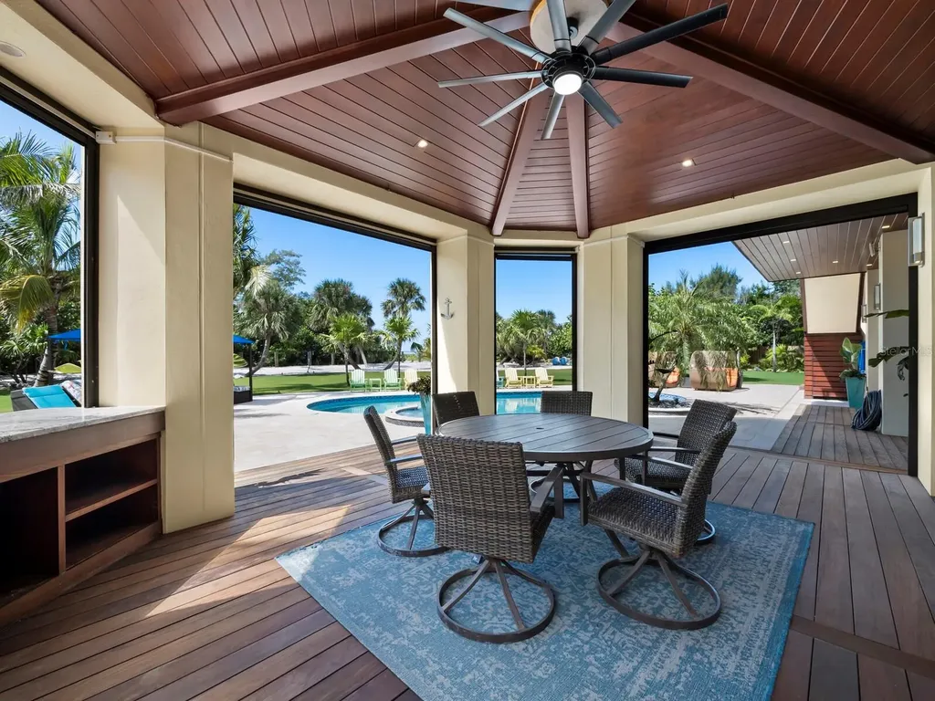 26 Sandy Hook Road N Sarasota FL 34242