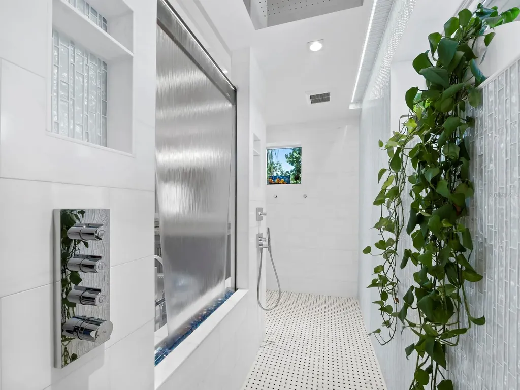 26 Sandy Hook Road N Sarasota FL 34242