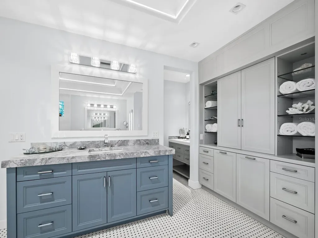 26 Sandy Hook Road N Sarasota FL 34242