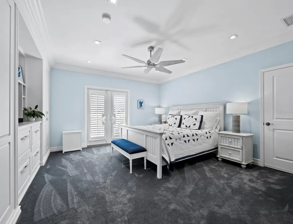 26 Sandy Hook Road N Sarasota FL 34242