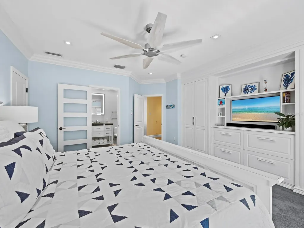 26 Sandy Hook Road N Sarasota FL 34242