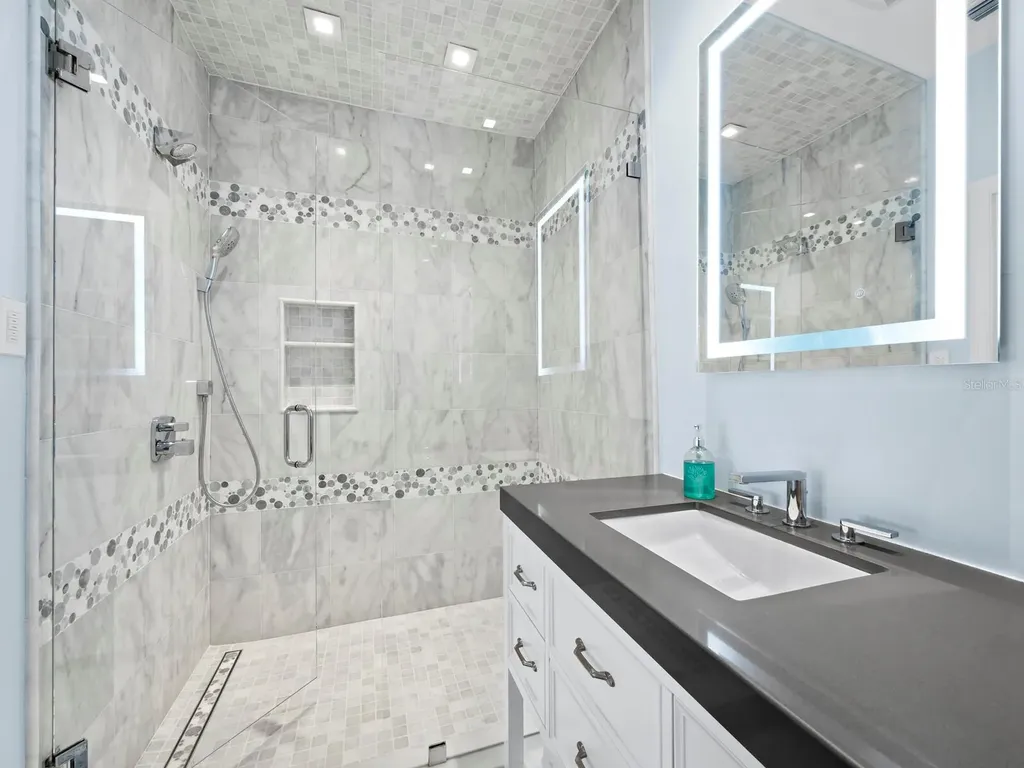 26 Sandy Hook Road N Sarasota FL 34242