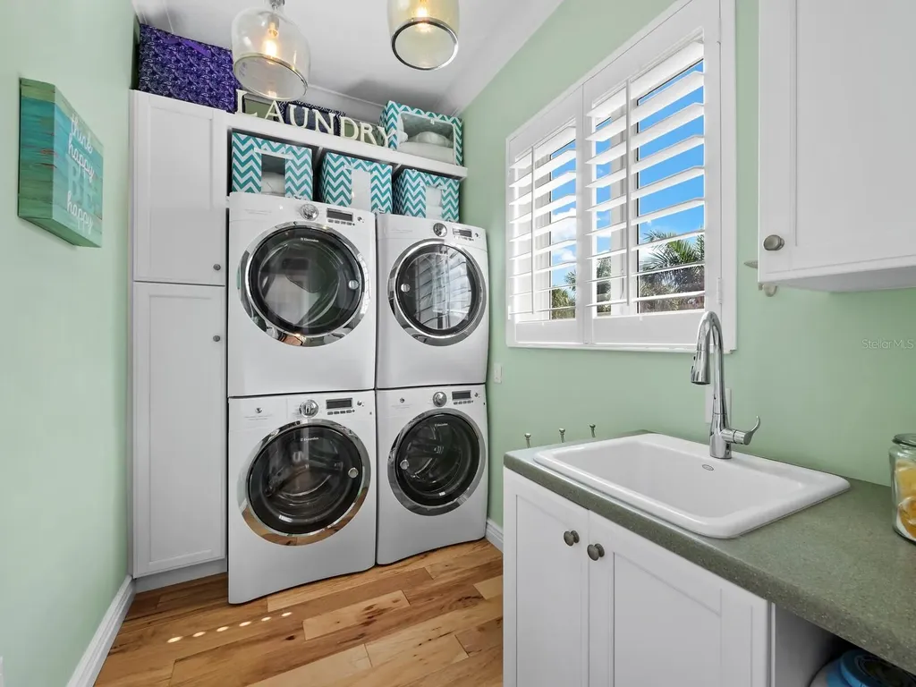 26 Sandy Hook Road N Sarasota FL 34242