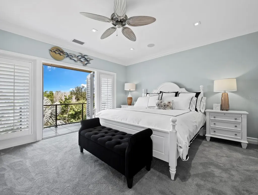 26 Sandy Hook Road N Sarasota FL 34242