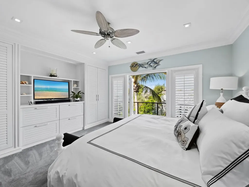 26 Sandy Hook Road N Sarasota FL 34242