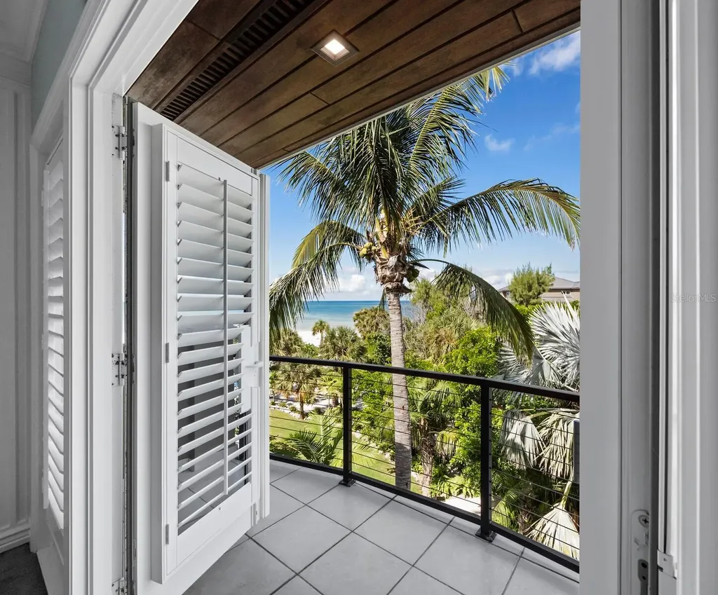 26 Sandy Hook Road N Sarasota FL 34242