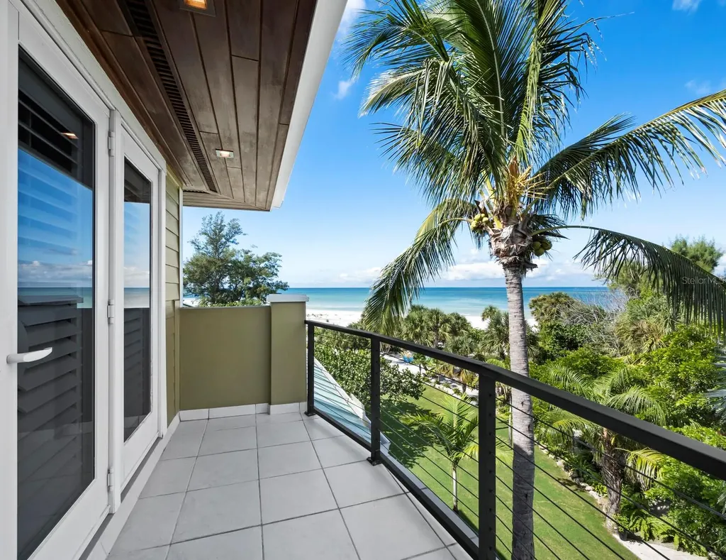 26 Sandy Hook Road N Sarasota FL 34242