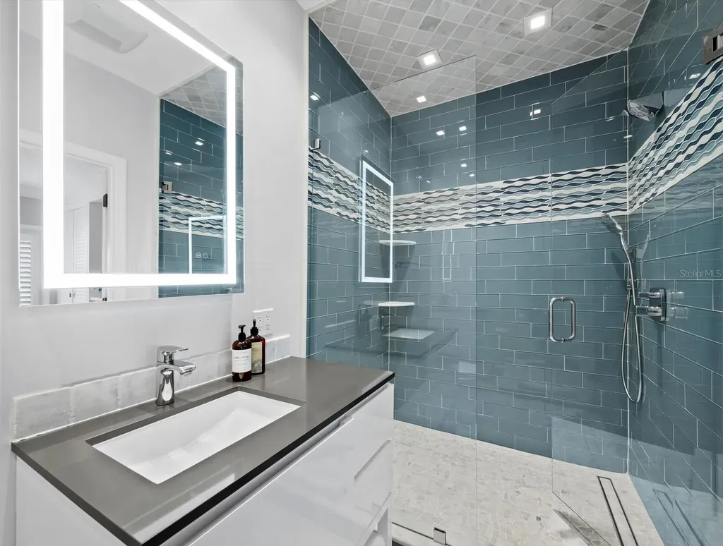 26 Sandy Hook Road N Sarasota FL 34242