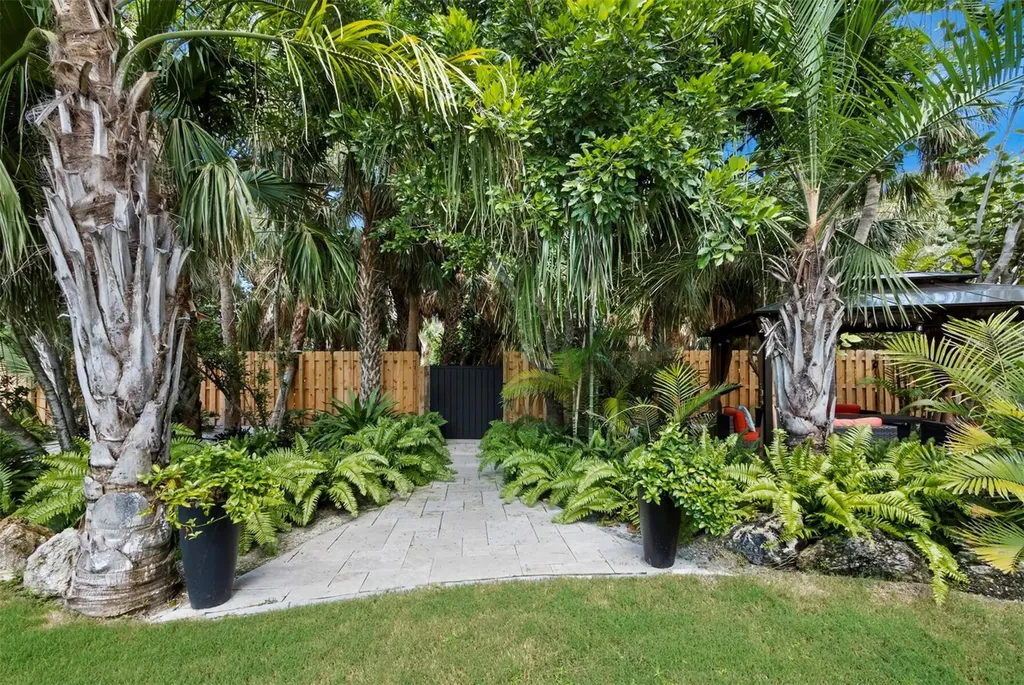26 Sandy Hook Road N Sarasota FL 34242