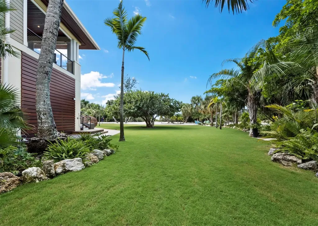 26 Sandy Hook Road N Sarasota FL 34242