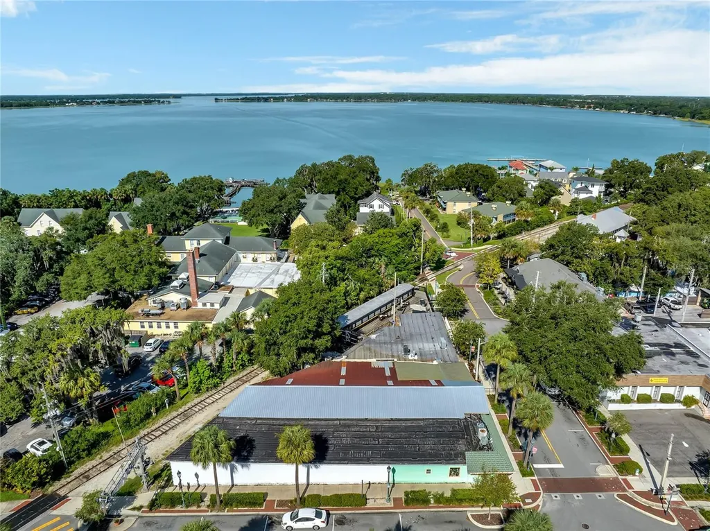 610 S Highland Street Mount Dora FL 32757