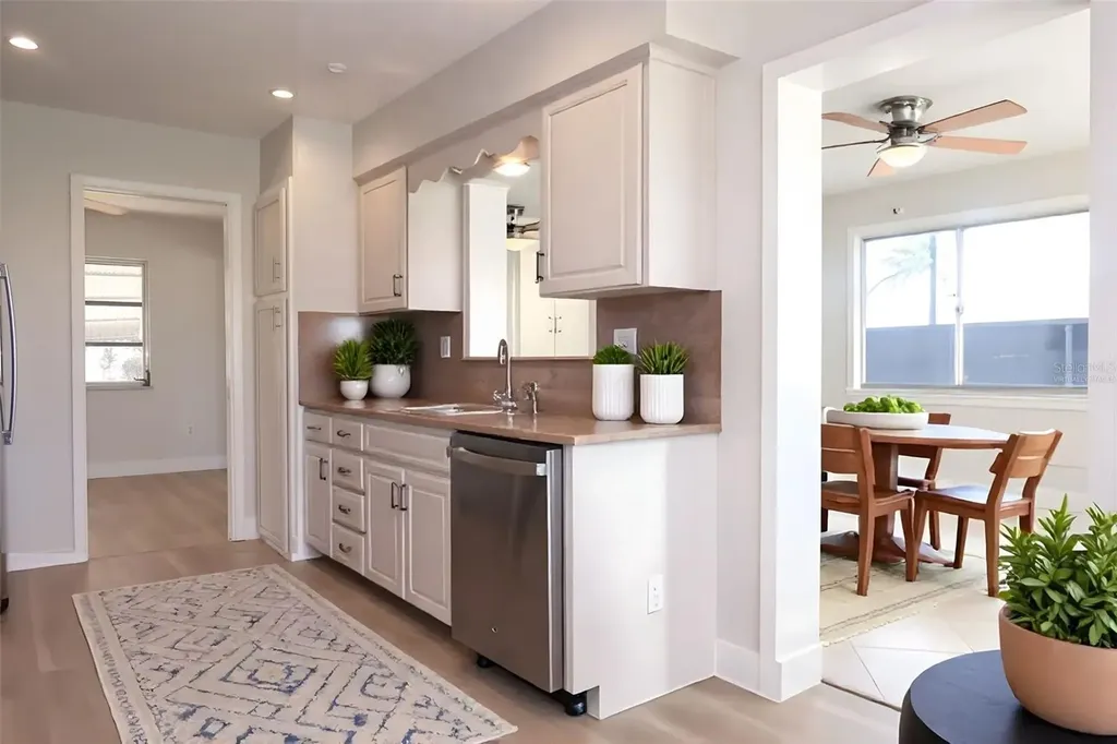806 Oakmont Avenue Sun City Center FL 33573