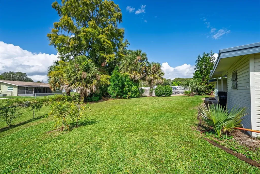 2718 Vindale Road Tavares FL 32778