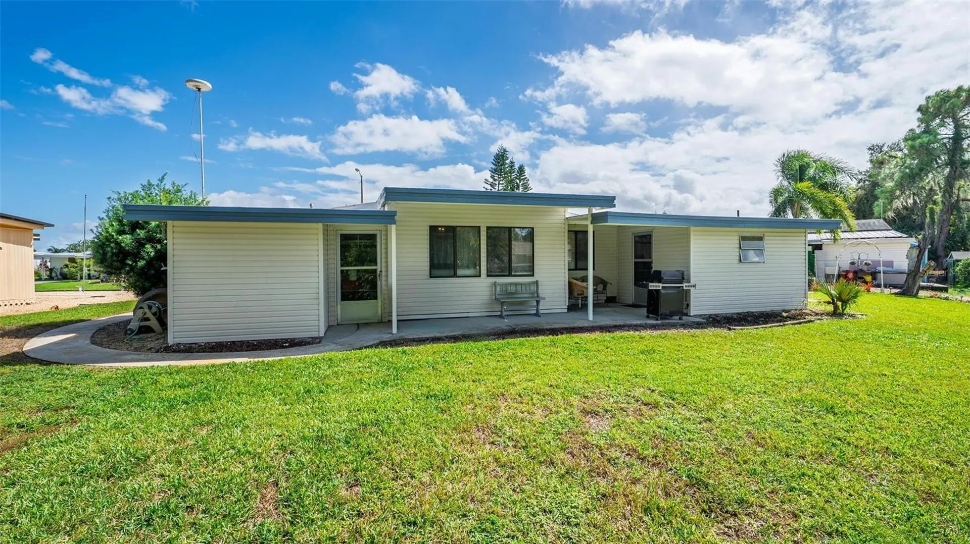 2718 Vindale Road Tavares FL 32778