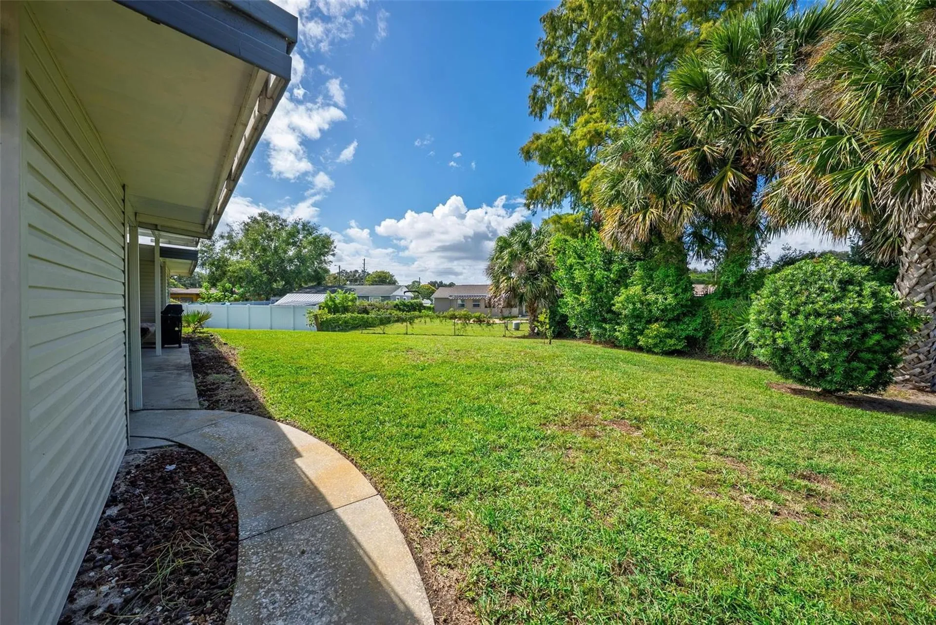 2718 Vindale Road Tavares FL 32778