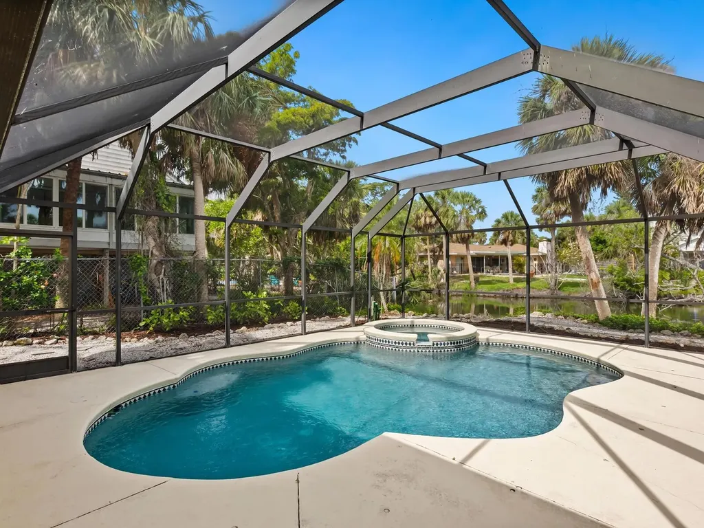 4830 Estrada De Costa Sarasota FL 34242