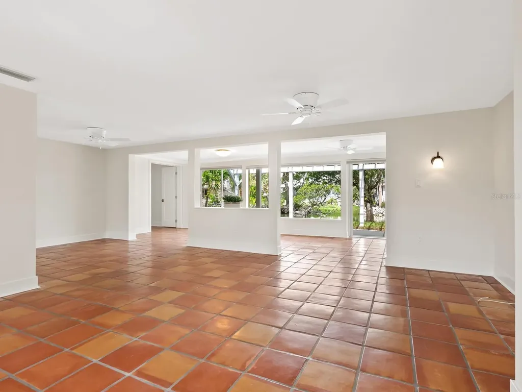 4830 Estrada De Costa Sarasota FL 34242