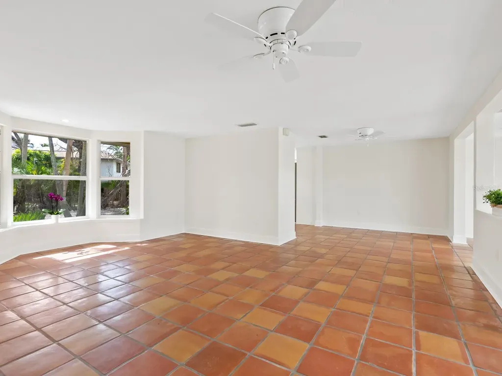 4830 Estrada De Costa Sarasota FL 34242