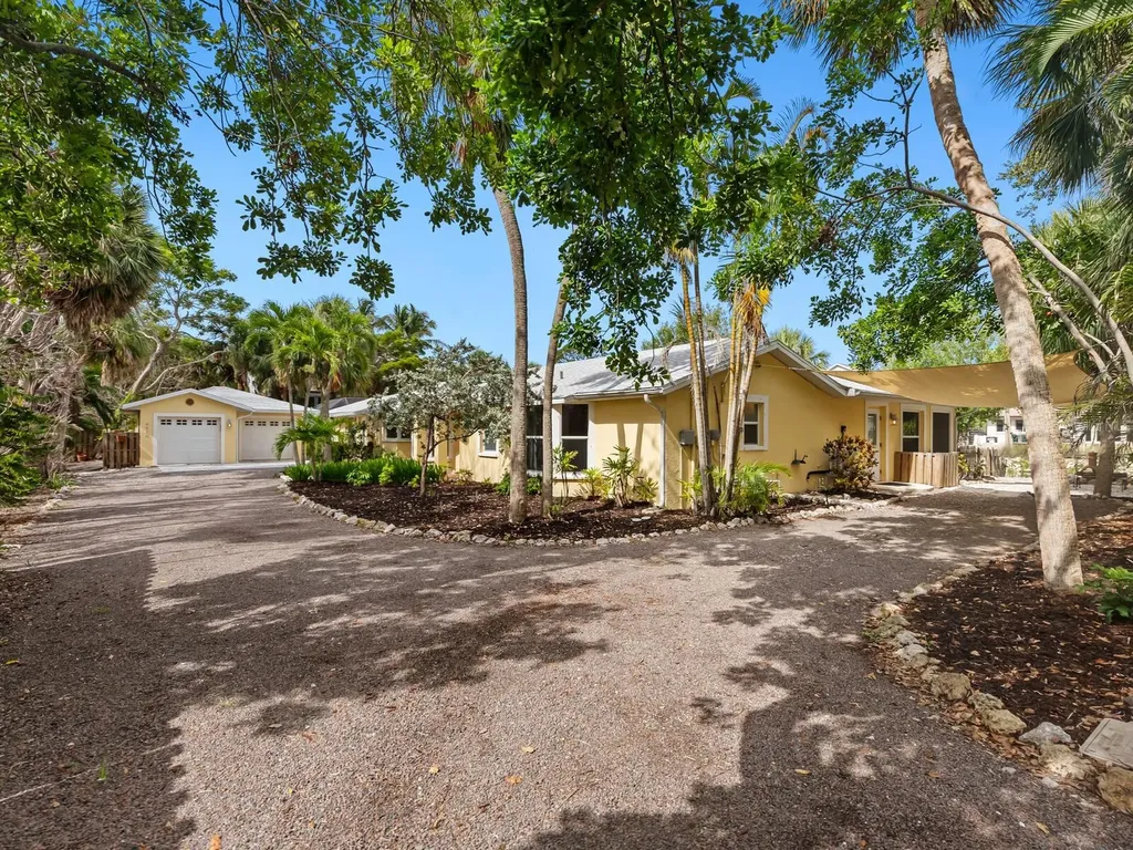 4830 Estrada De Costa Sarasota FL 34242
