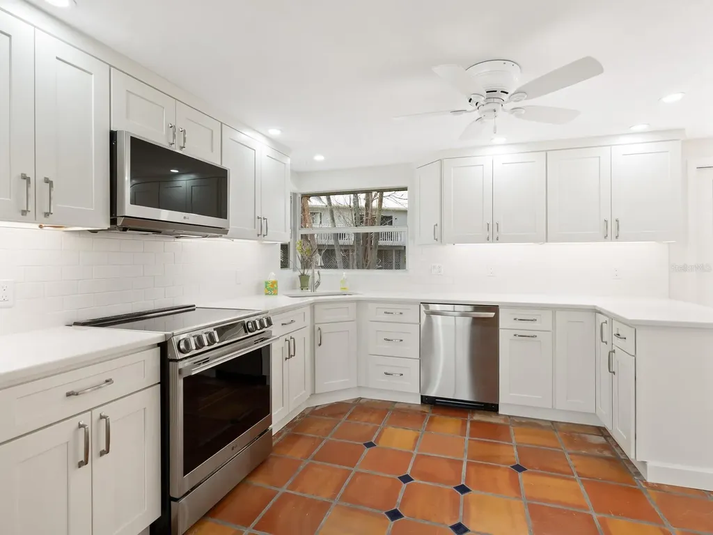 4830 Estrada De Costa Sarasota FL 34242