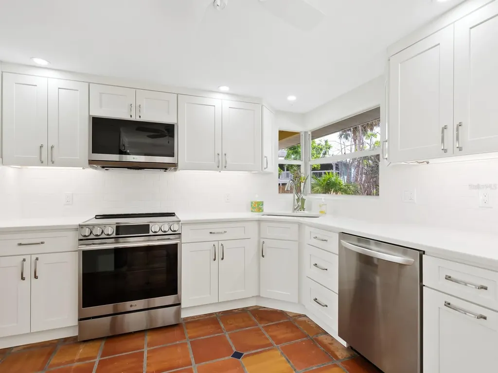 4830 Estrada De Costa Sarasota FL 34242