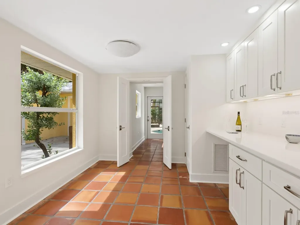 4830 Estrada De Costa Sarasota FL 34242