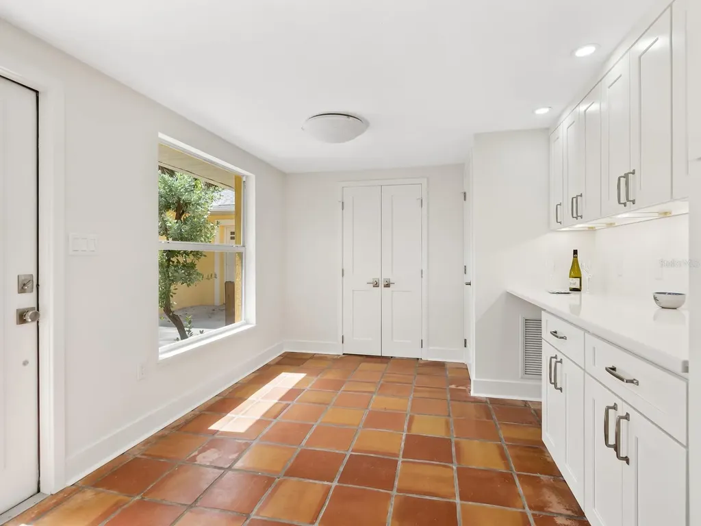 4830 Estrada De Costa Sarasota FL 34242
